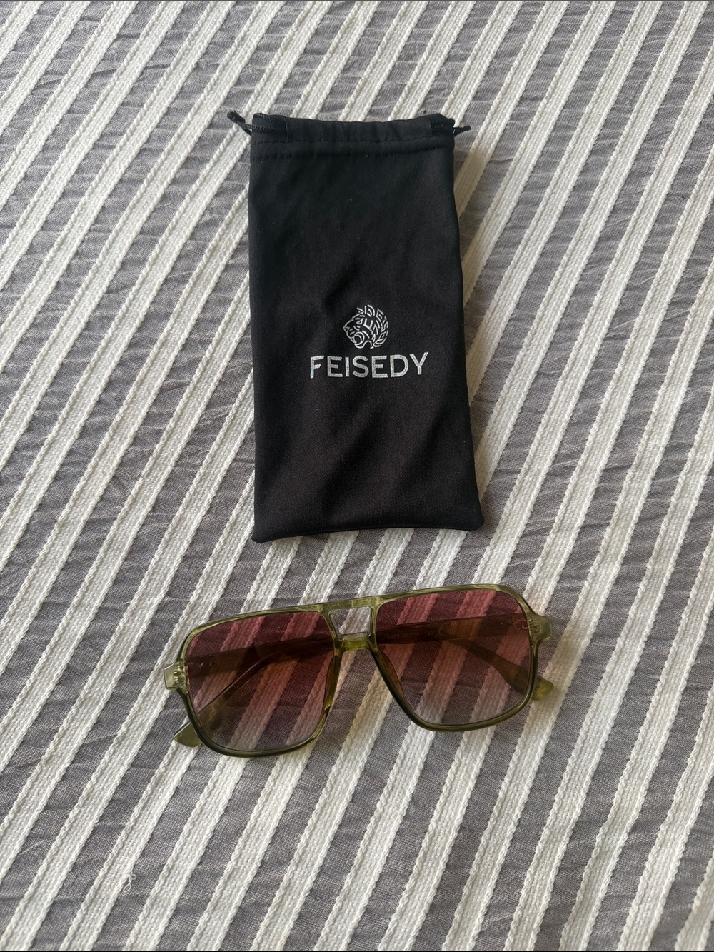 FEISEDY Olive Green Sunglasses with Pink Gradient Lenses